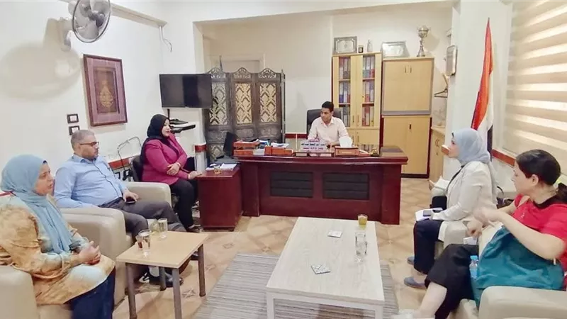 وكيل «صحة الأقصر» يبحث فاعلية آليات المتابعة والرصد المبكر للأمراض