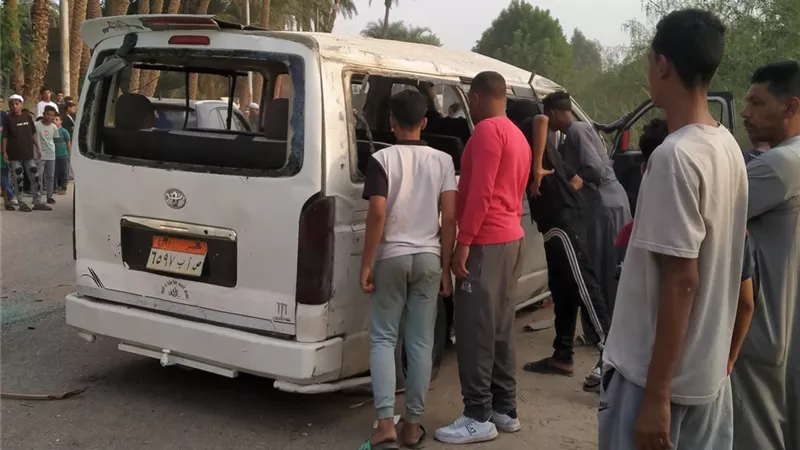 ارتفاع مصابي انقلاب ميكروباص في قنا إلى 14 شخصًا