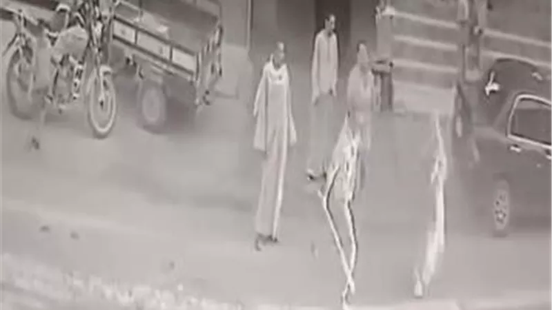 الدم بقى ميه.. عامل يعتدي على عمته بعصا خشبية بالفيوم والأمن يضبطه