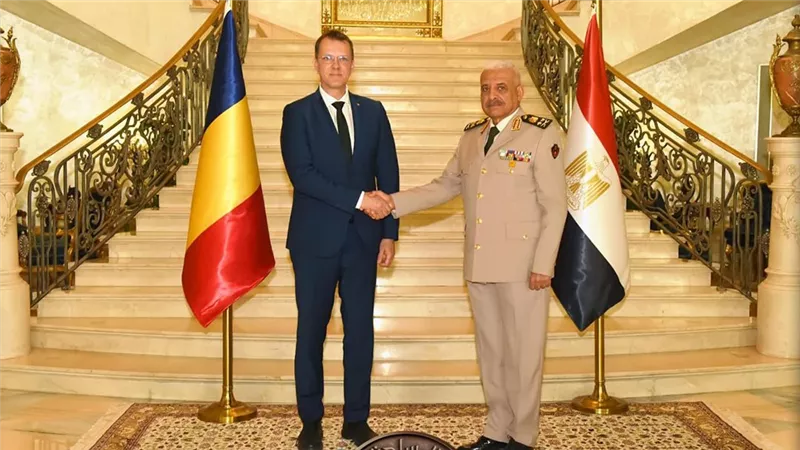 الفريق أول عبد المجيد صقر يلتقى وزير الدفاع الرومانى
