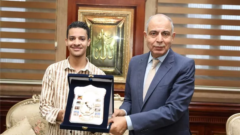 محافظ المنيا يكرم الفائز بالمركز السادس بمسابقة تحدي القراءة العربي