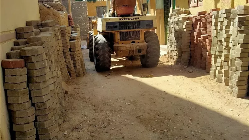 تركيب بلاط الإنترلوك في 23 نجعا وتابعا بمنشأة العماري بالأقصر