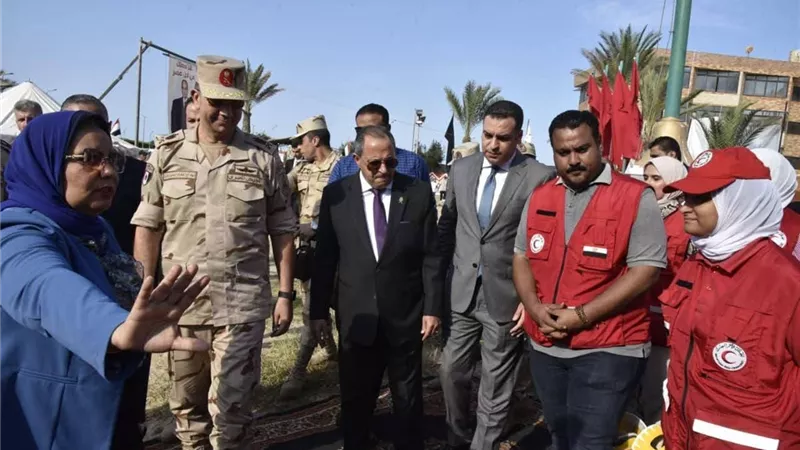 محافظ بورسعيد وقائد قوات الدفاع الشعبي يتفقدان مخيم الإيواء بمعسكر الكشافة