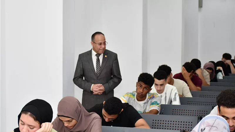 نائب رئيس جامعة قناة السويس يتفقد سير امتحانات منتصف الفصل الدراسي