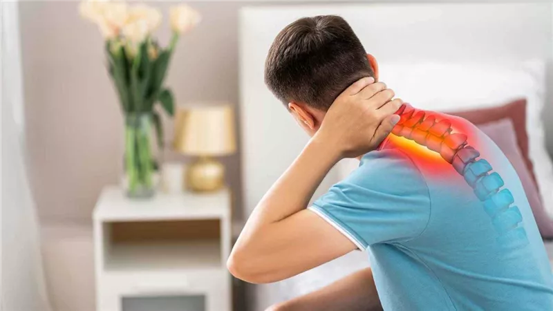 5 عادات يومية تهدد صحة العمود الفقري.. كيف يمكن تفاديها؟
