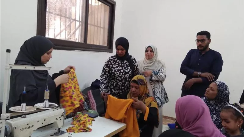 وحدة تكافؤ الفرص وسكان أرمنت ينظمان ورش مجانية للخياطة وإعادة التدوير