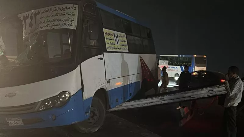 إصابة 3 أشخاص في انقلاب أتوبيس نقل جماعي بين الجبلين بـ15 مايو