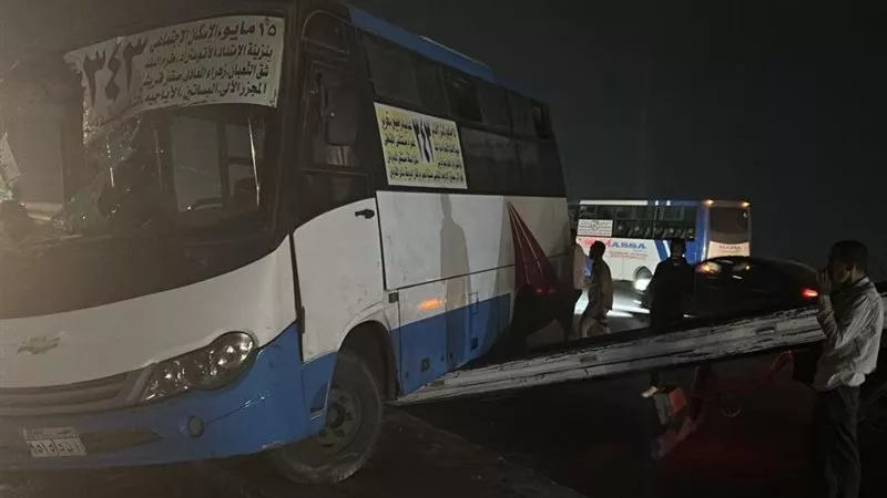 النيابة تحقق في لغز انقلاب أتوبيس بين الجبلين.. 3 مصابين والبحث عن سبب الحادث