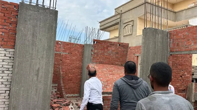 إزالة فورية لسقف دور سادس وأعمدة منزل مخالف بطلخا بالدقهلية