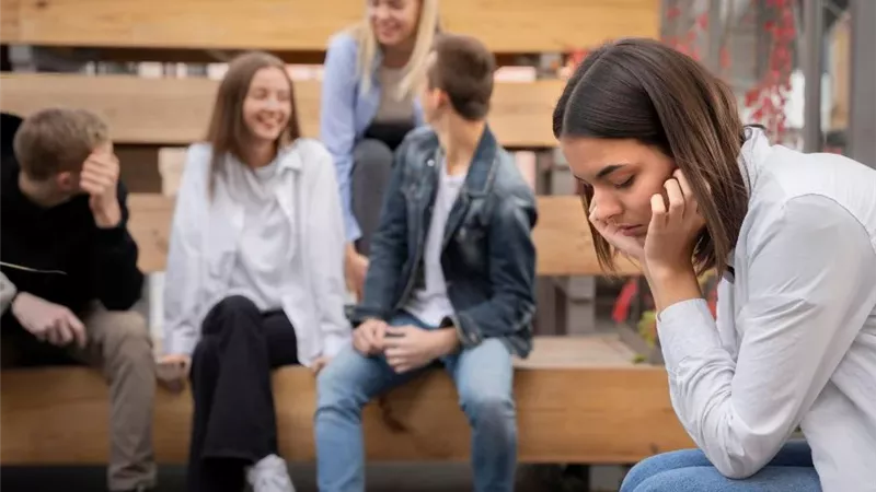 أسباب الشعور بالقلق عند رؤية بعض الأشخاص؟.. وكيفية التعامل معه