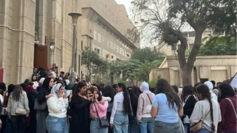 طلاب تجارة القاهرة يشتكون من منعهم لدخول امتحانات الميدترم |خاص