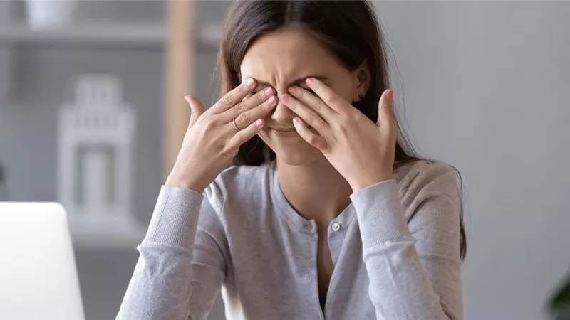 6 عادات يومية قد تضر بصرك.. منها استخدام مكياج قديم