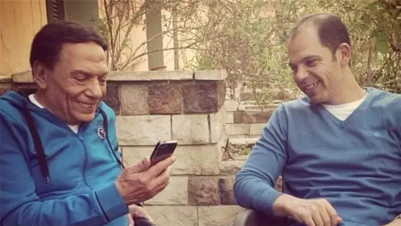 كيف يتابع عادل إمام «السوشيال ميديا» وأخبار عائلته؟