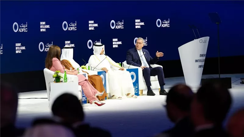 وزير البترول والثروة المعدنية يتفقد الجناح المصري في معرض أديبك