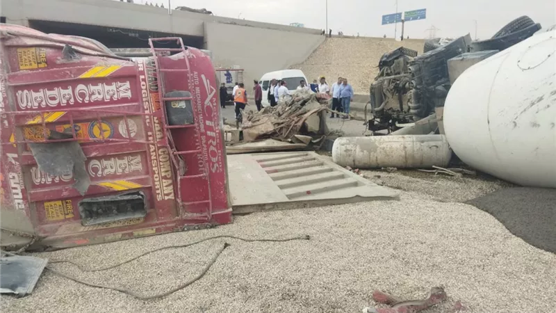 استخراج جثة سائق سيارة ملاكي بعد تقطيعها إلى أجزاء في حادث الأوتوستراد| صور 