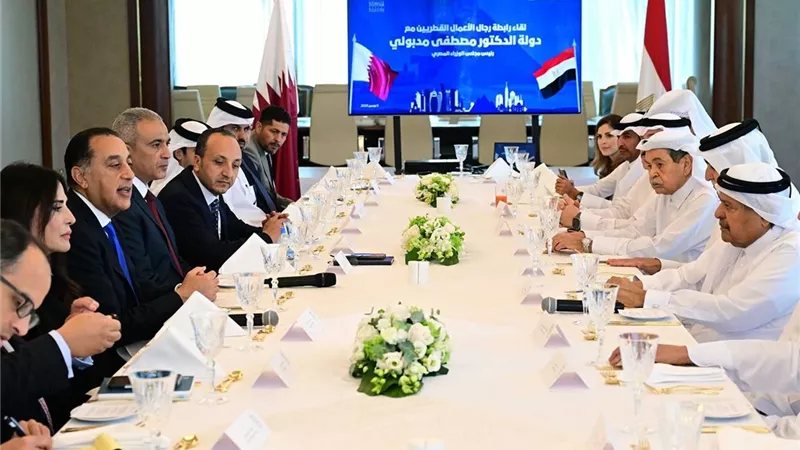 رئيس الوزراء يجدد الدعوة لرجال الأعمال القطريين لزيادة حجم استثماراتهم فى مصر