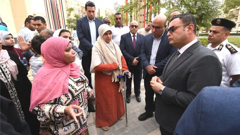 وزير الإسكان يُسلم عقود وحدات 