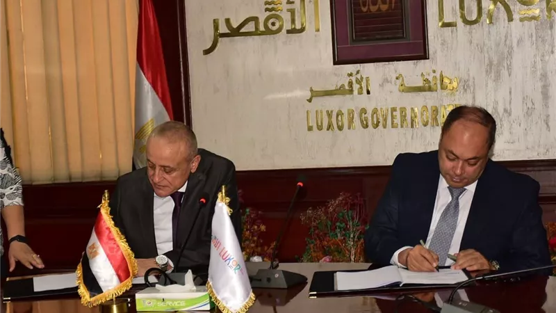 محافظ الأقصر يوقع عقود إنشاء مشروع تصنيع عجينة الطماطم 