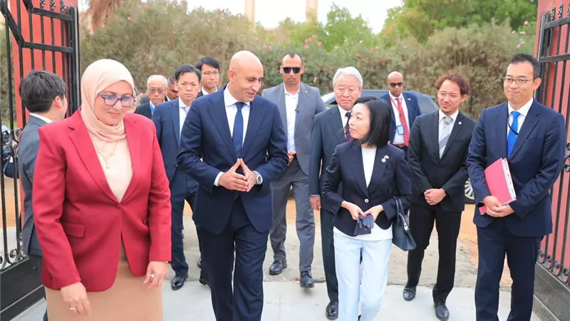  الأميرة أكيكو ترافق وزير التعليم في جولة بالمدرسة اليابانية بمدينة نصر
