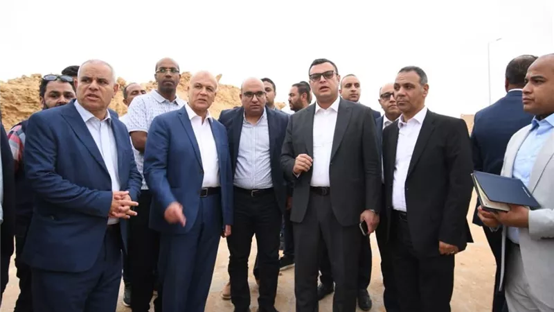 وزير الإسكان يتفقد الطرق ومشروع للإسكان المتوسط بمدينة حدائق أكتوبر