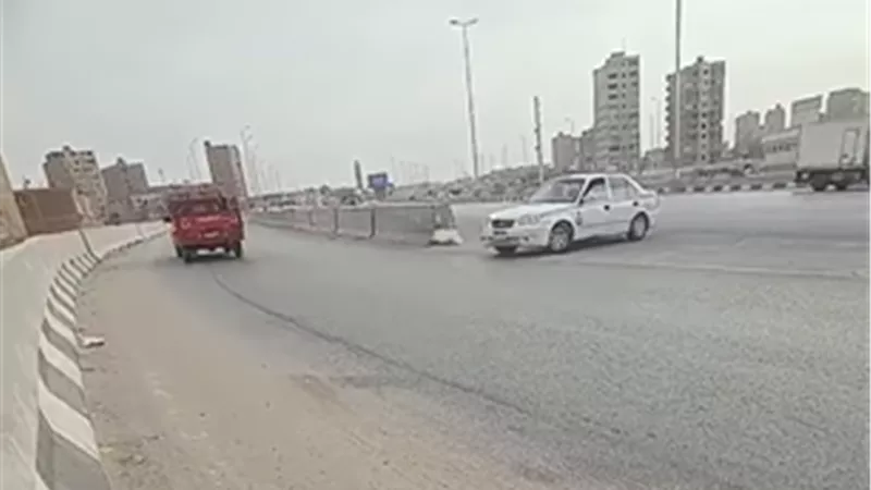 الأمن يفحص فيديو سيارات تسير عكس الاتجاه أعلى الطريق الدائري