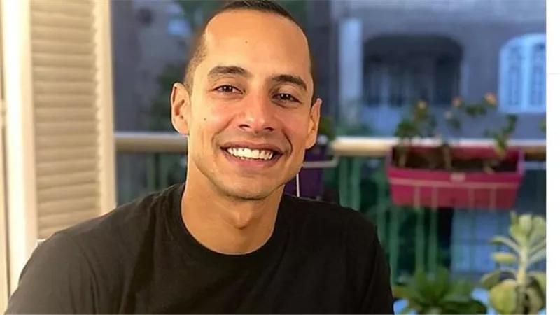 عمرو وهبة على مسرح الريحاني لعرض «القضية اللي هي» |تفاصيل