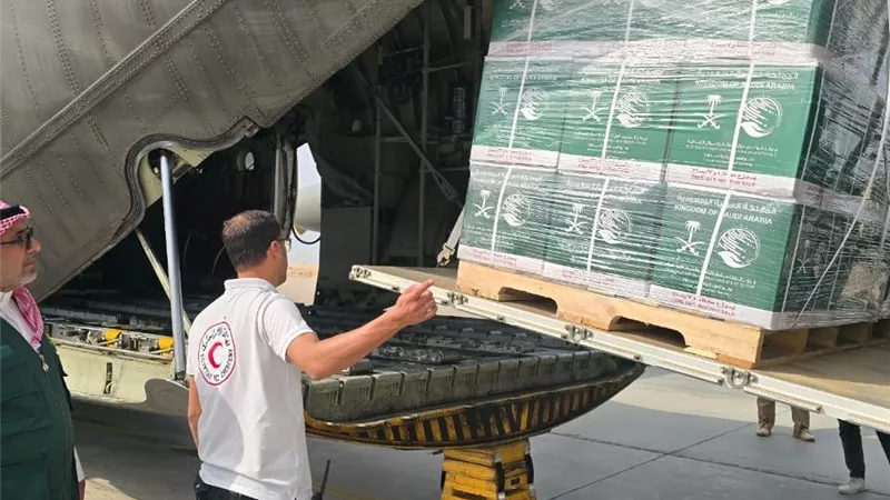 وصول الطائرة الإغاثية السعودية الـ81 إلى مطار العريش لدعم غزة