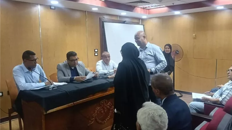 نائب محافظ الأقصر يبحث 35 طلبا وشكوى في اليوم المفتوح مع المواطنين