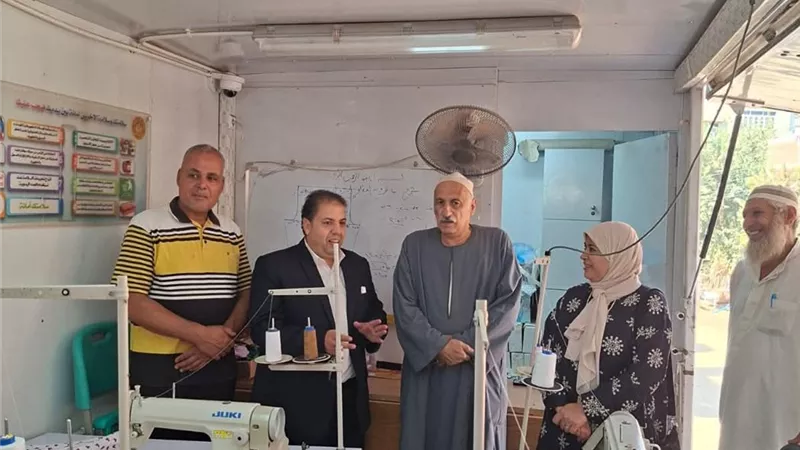 من داخل سيارة.. تدريب شباب المنوفية على الكهرباء والخياطة