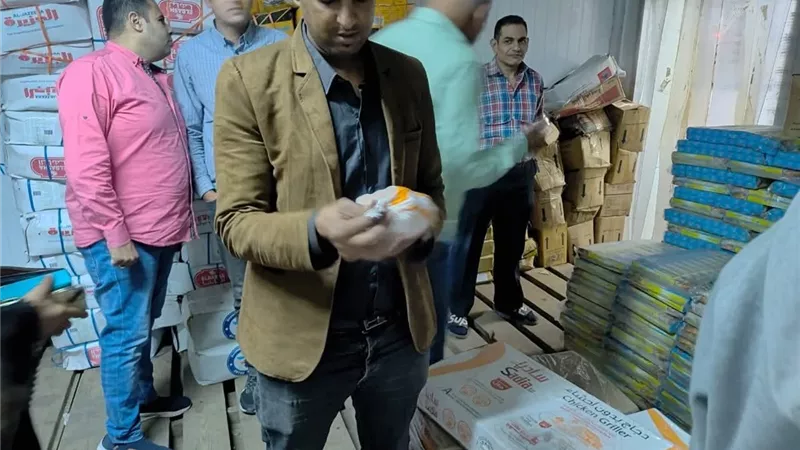 تموين الأقصر تضبط 400 كجم دواجن مجمدات فاسدة داخل ثلاجة بشرق السكة