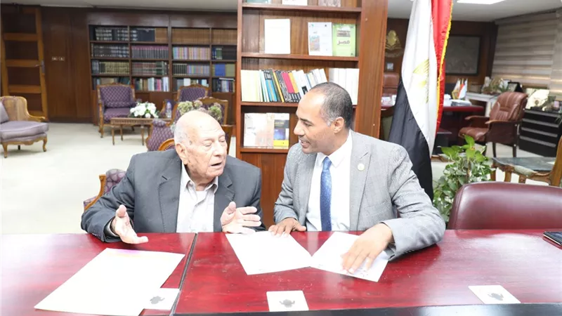 لإصدار مجموعة من مؤلفاته الكاملة..هيئة الكتاب تتعاقد مع الدكتور عبد الحكيم راضي