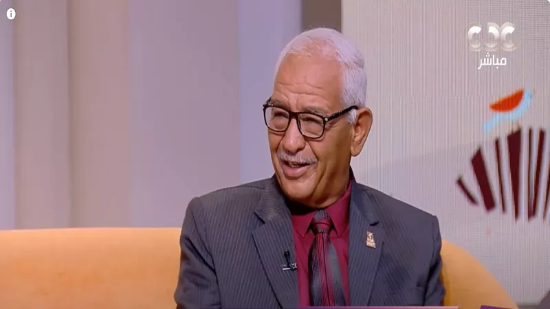 حكاية أب حوّل إعاقة ابنه إلى إنجاز.. «هدية من ربنا مش ابتلاء»| فيديو