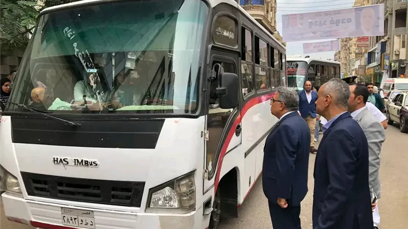 محافظ الدقهلية يتفقد محطات السرفيس بشارع جيهان لمتابعة انتظام الخدمات
