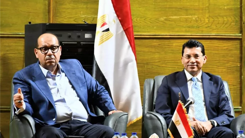 وزير الرياضة ورئيس اللجنة الأولمبية يبحثان خطط تطوير المصارعة 