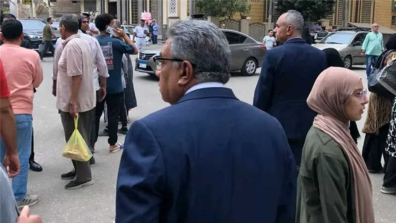 محافظ الدقهلية يستمع لشكاوى المواطنين في جولة ميدانية بشارع جيهان