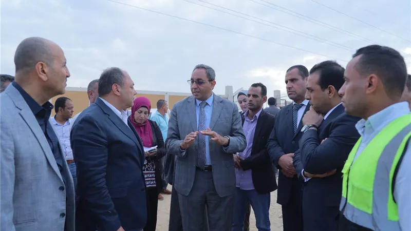 محافظ قنا ورئيس هيئة تنمية الصعيد يتفقدان مشروع مزرعة شتلات القصب بالمراشدة