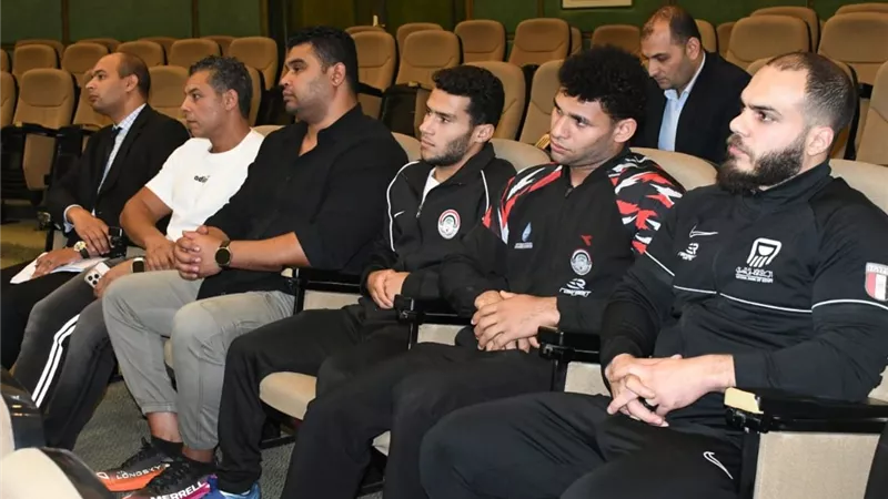 وزير الرياضة ورئيس الأولمبية يلتقيان أبطال رفع الأثقال لتطوير برامج الإعداد