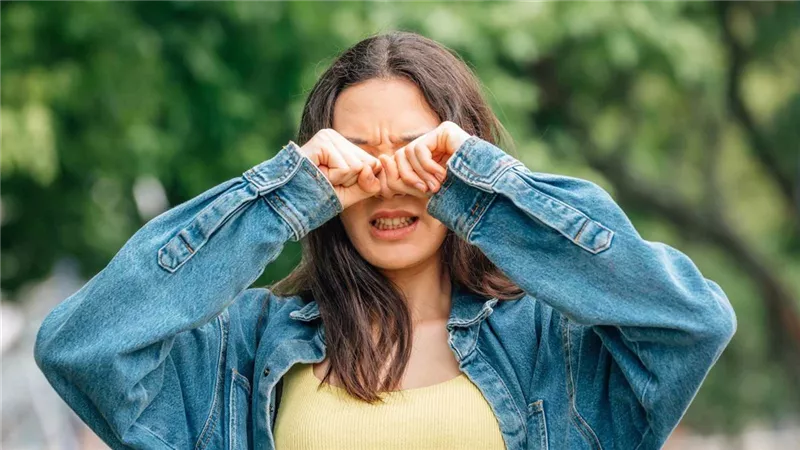 قبل أن تفقد بصرك إلى الأبد نهائيًا.. توقف عن فرك العين الآن 