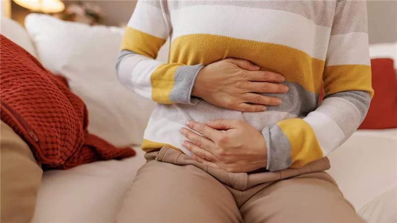 مزج الأطعمة الخاطئ.. سبب خفي وراء انتفاخ المعدة بعد الوجبات
