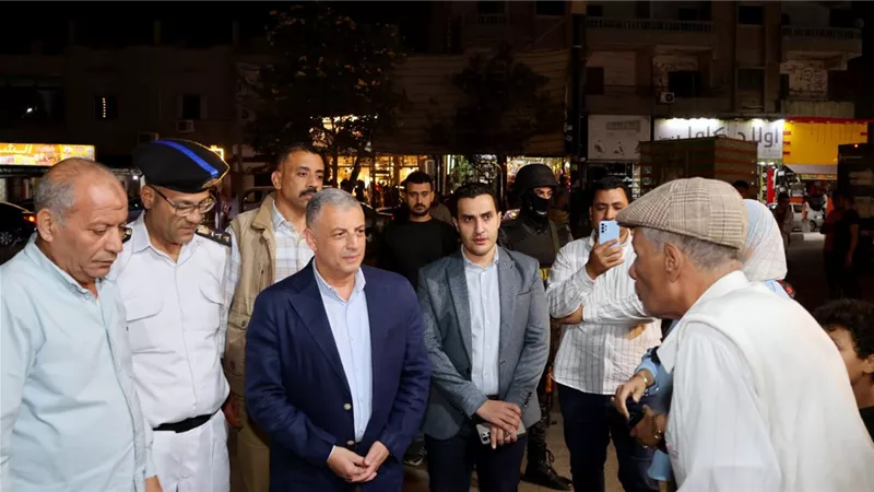 محافظ الإسماعيلية يتفقد شارع العشريني ويوجه برفع الإشغالات