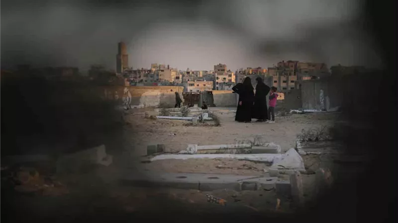 غزاويون ما بين البيوت المهدمة والقبور المزدحمة.. قصة من الواقع