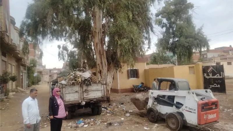 رئيس مدينة دسوق: حملات نظافة مكثفة بالقرى التابعة ورفع الأتربة وطلاء البلدورات  