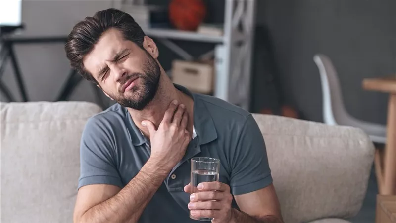 المقرمشة أبرزها .. 6 أطعمة تزيد من حدة التهاب الحلق