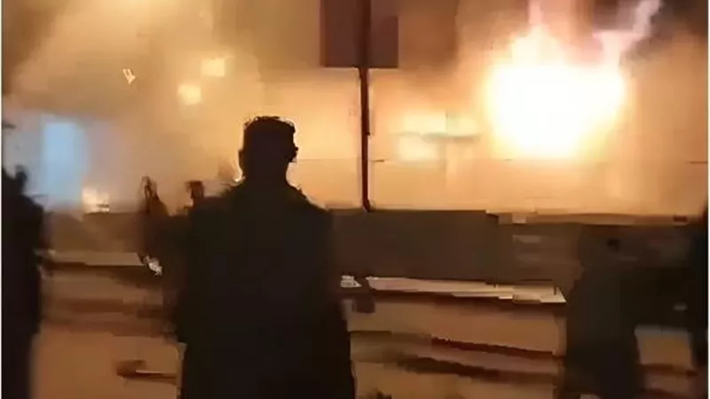 النيران التهمت المحلات المجاورة.. تفاصيل حريق مول شهير بمدينة العبور 