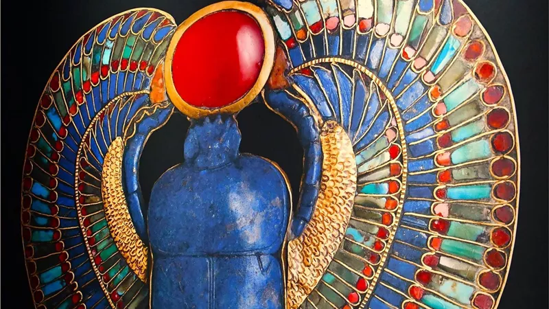 صنادل وجوارب وقفازات.. أبرز مقتنيات الملك توت عنخ آمون في المتحف المصري الكبير