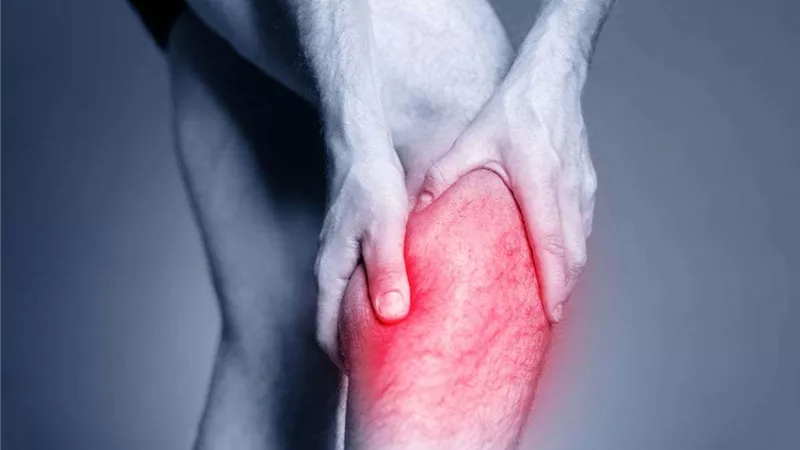 إليك أعراض وأسباب وطرق الوقاية من تشنجات الساق أثناء النوم