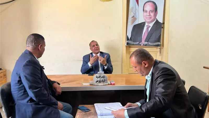الوحدة المحلية لـ سمسطا تتابع ملفات التصالح بمخالفات البناء وتحسين الخدمات