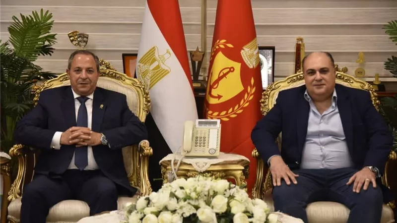 محافظ بورسعيد ومساعد وزير الثقافة يبحثان آليات تطوير قصر الثقافة 