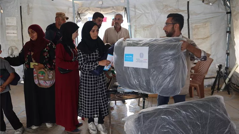 يونيسف توزع مساعدات شتوية في غزة.. والأمم المتحدة تطالب بتثبيت الهدنة