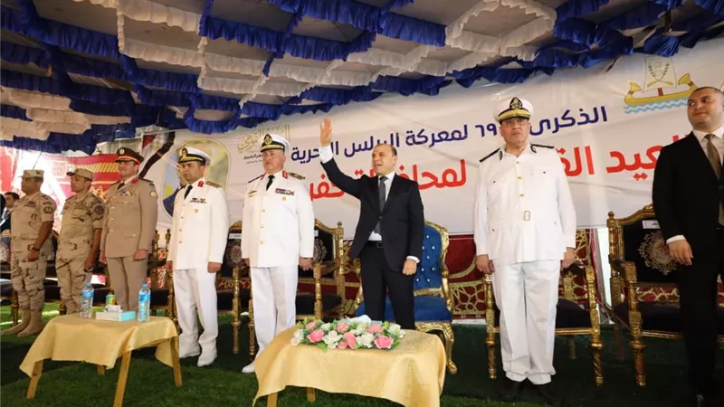 محافظ كفر الشيخ يضع إكليل الزهور على النصب التذكاري لشهداء معركة البرلس |صور 